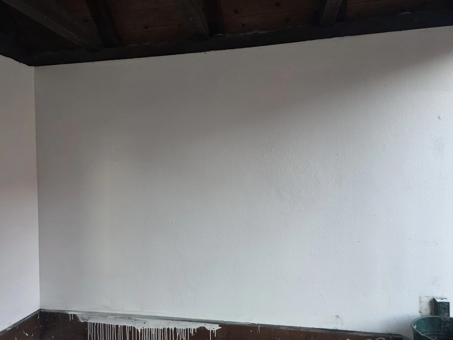 Duka Reinigung - Gebäudereinigung - Weißen Innenwand nach der Reinigung.