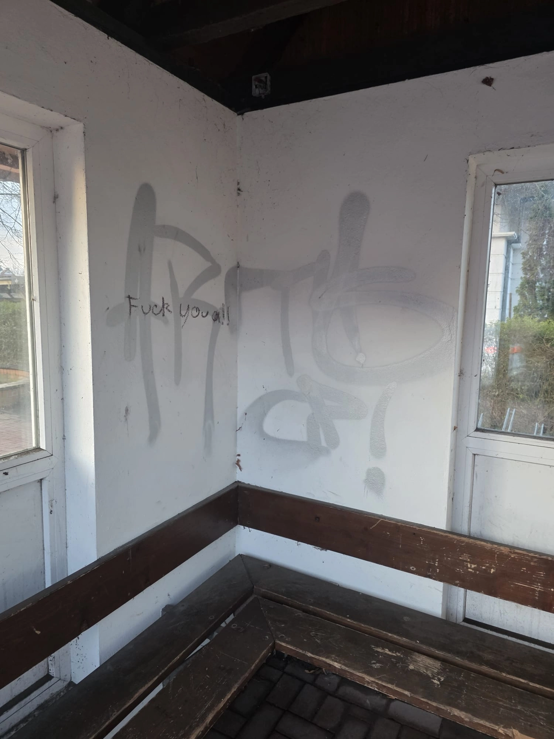 Duka Reinigung - Gebäudereinigung - Graue Graffiti-Tags an einer weißen Innenwand nach der Reinigung.