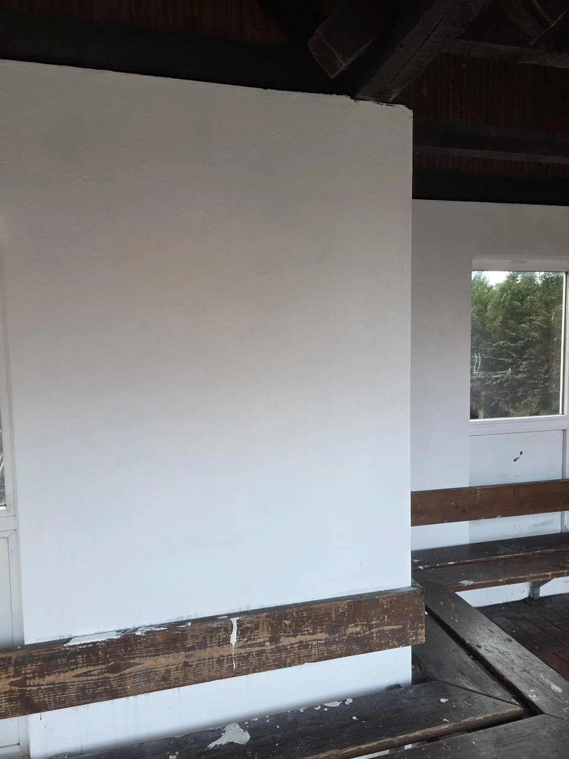 Duka Reinigung - Gebäudereinigung - Weißen Innenwand nach der Reinigung.