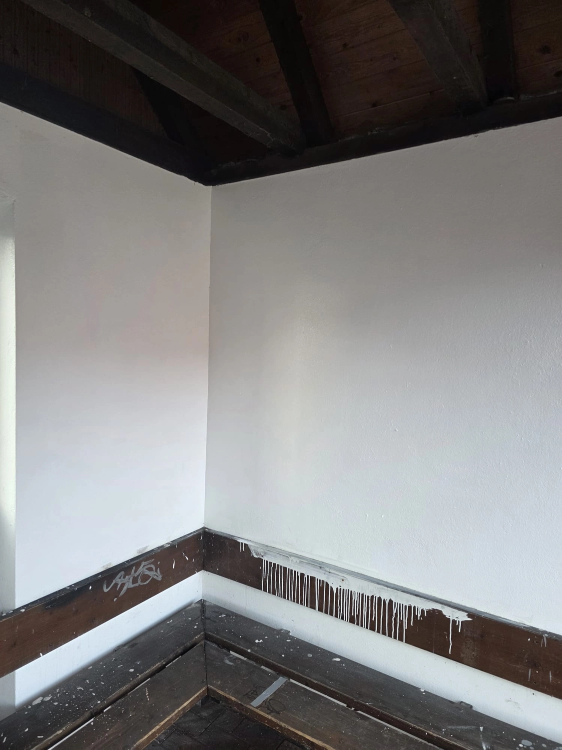 Duka Reinigung - Gebäudereinigung - Weißen Innenwand nach der Reinigung.