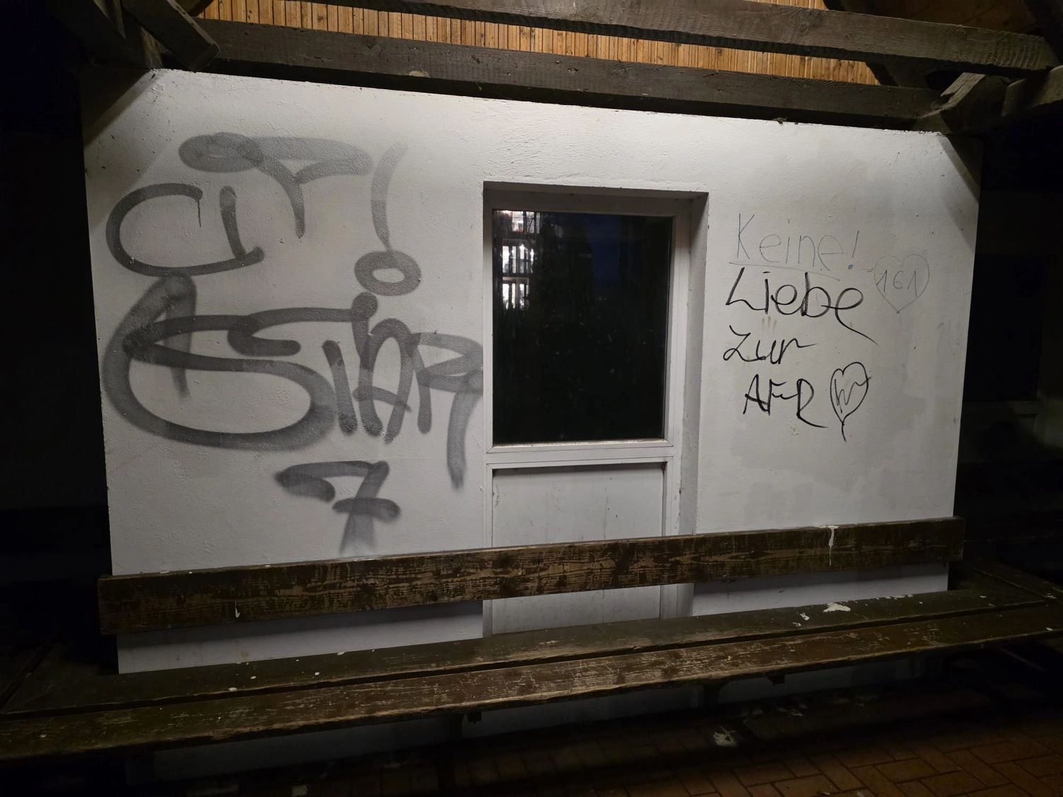 Duka Reinigung - Gebäudereinigung - Graue Graffiti-Tags an einer weißen Innenwand nach der Reinigung.